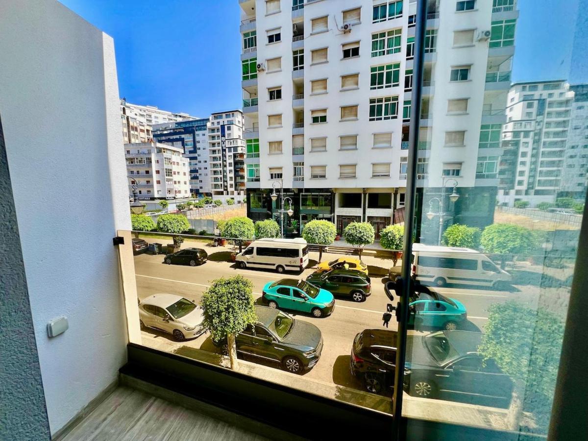 Modern 2br Getaway With Balcony